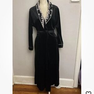 1-31 Maidenform Black Velvet Long Robe Medium Lace Appliqué